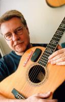 Vilken låt sjöng Mikael Wiehe på Björn Afzelius begravning?