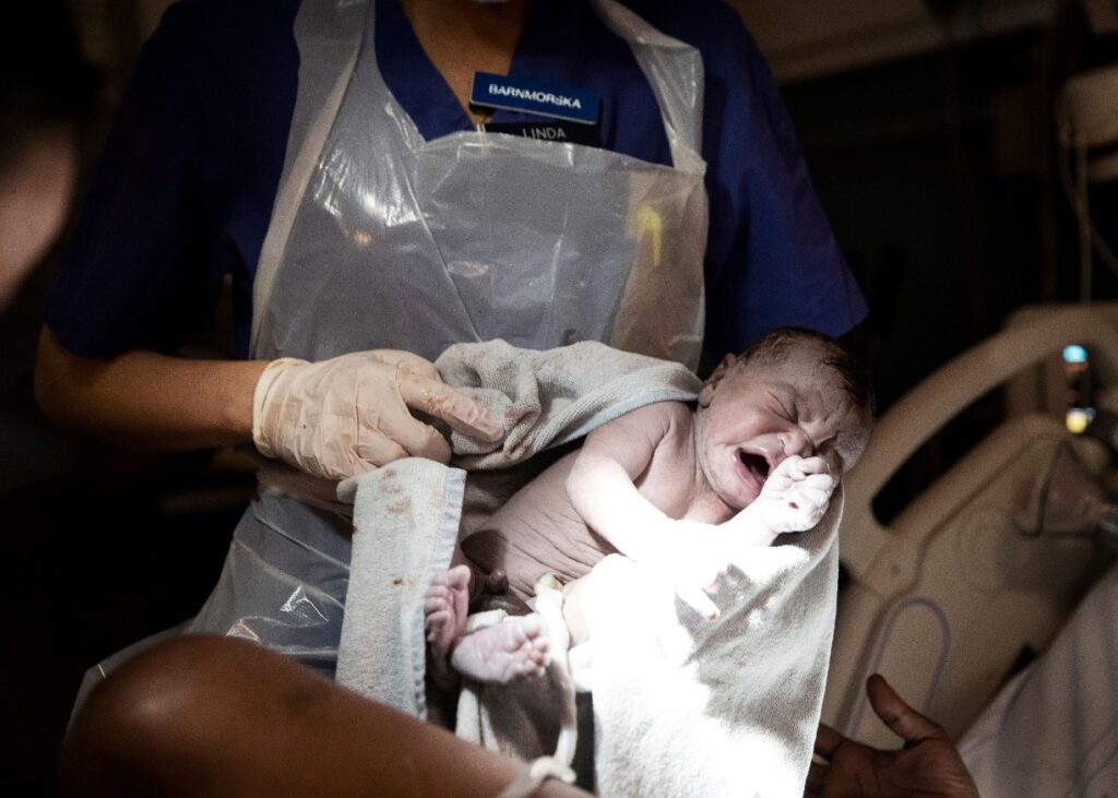 Är det dumt om frugan föder barn själv på BB?